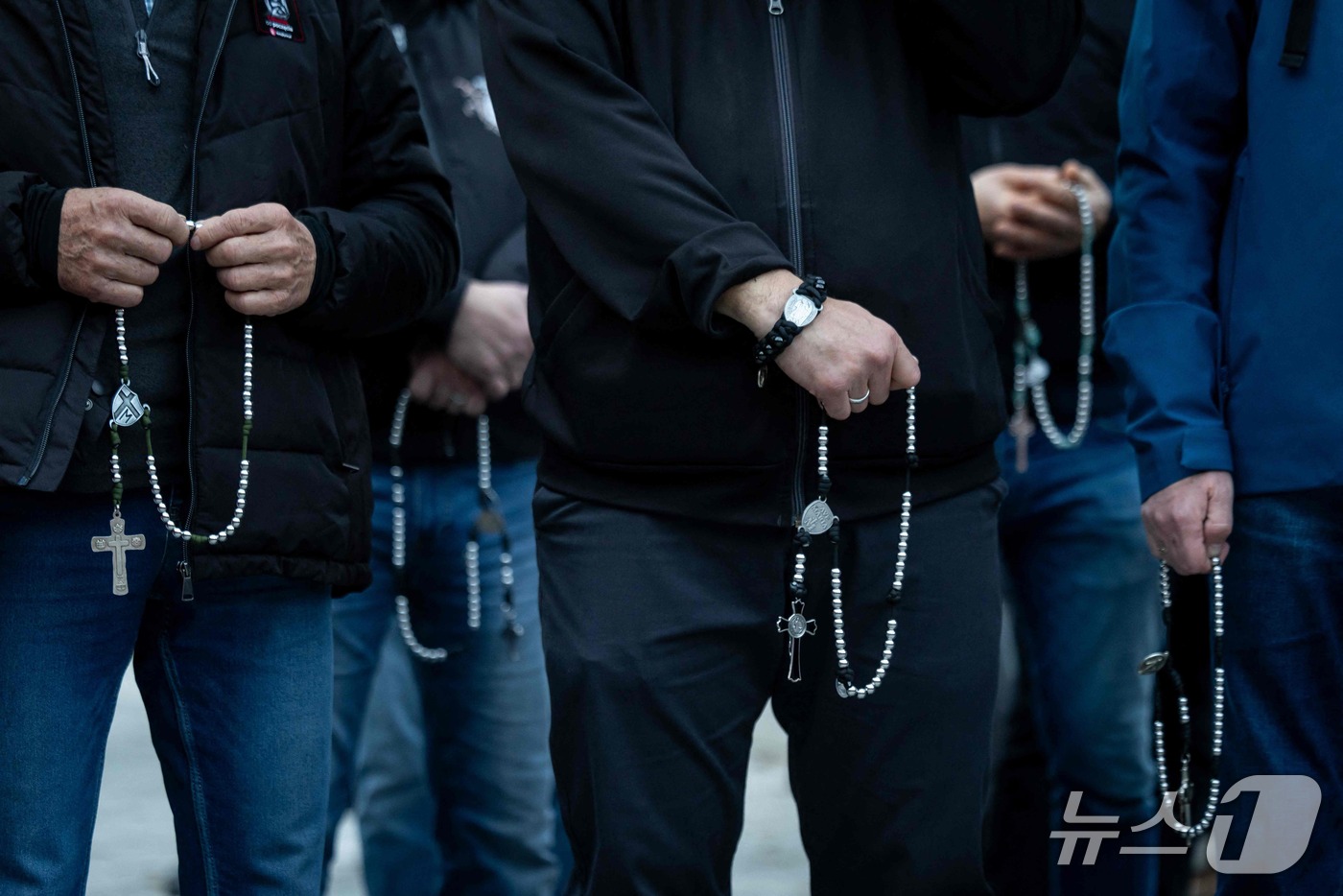 (바르샤바 AFP=뉴스1) 김범수 기자 = 21일(현지시간) 폴란드 바르샤바 의회 앞에서 낙태법 완화에 반대하는 시위 참가자들이 묵주를 들고 기도하고 있다. 폴란드 의회는 전날 낙 …
