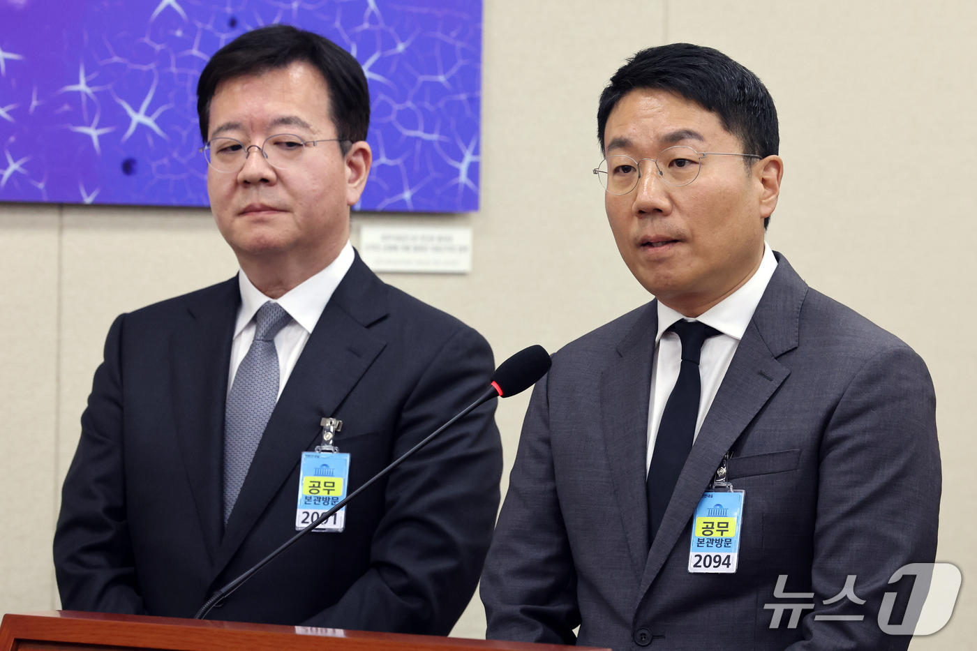 (서울=뉴스1) 황기선 기자 = 윤구 구글코리아 사장(오른쪽)과 허욱 메타코리아 부사장이 22일 서울 여의도 국회 과학기술정보방송통신위원회에서 열린 방송미디어통신위원회 등에 대한 …