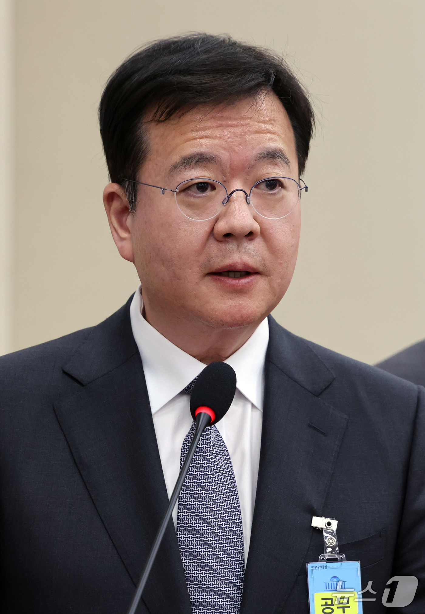 (서울=뉴스1) 황기선 기자 = 허욱 메타코리아 부사장이 22일 서울 여의도 국회 과학기술정보방송통신위원회에서 열린 방송미디어통신위원회 등에 대한 국정감사 종합감사에서 의원 질의에 …