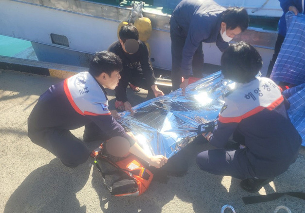 울산 방어진항서 하선 중 바다로 추락한 70대…해경에 구조