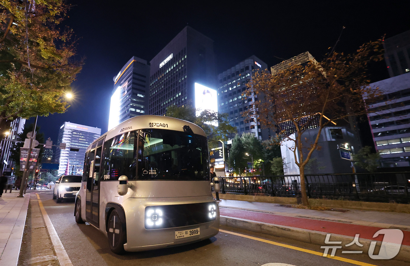 (서울=뉴스1) 김성진 기자 = 청계천 자율주행버스 야간운행을 시작한 22일 서울 중구 청계광장에서 '청계 A01'이 주행하고 있다.운전석과 운전대가 없는 자율주행버스가 야간 시간 …