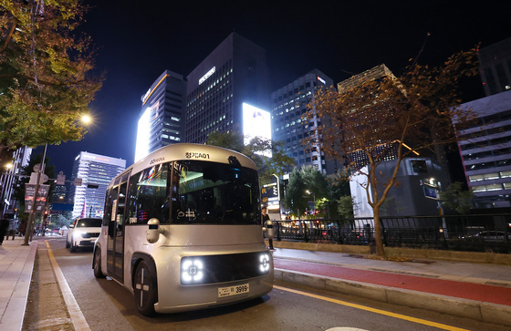 야간운행 시작한 청계천 자율주행버스 '청계 A01'