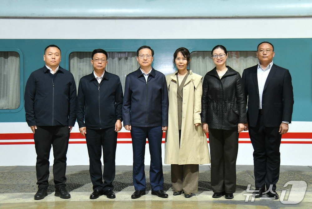 (평양 노동신문=뉴스1) = 북한 노동당 기관지 노동신문은 23일 "홍종명 부부장을 단장으로 하는 중국퇴역군인사업부대표단이 22일 평양에 도착했다"고 보도했다. [국내에서만 사용가 …