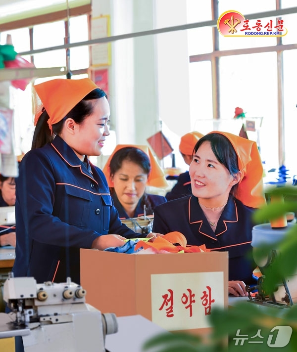 (평양 노동신문=뉴스1) = 북한 노동당 기관지 노동신문은 23일 "애국의 마음 안고 절약사업을 잘해나간다"며 철도성피복공장 근로자들의 모습을 보도했다. [국내에서만 사용가능. 재 …