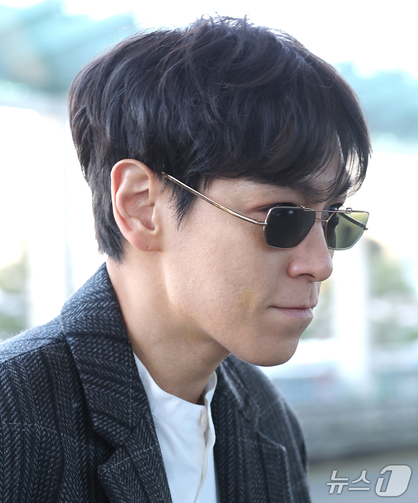 (인천공항=뉴스1) 권현진 기자 = 가수 탑(본명 최승현)이 해외 일정을 위해 23일 오전 인천국제공항을 통해 태국 방콕으로 출국하고 있다 2026.10.23/뉴스1