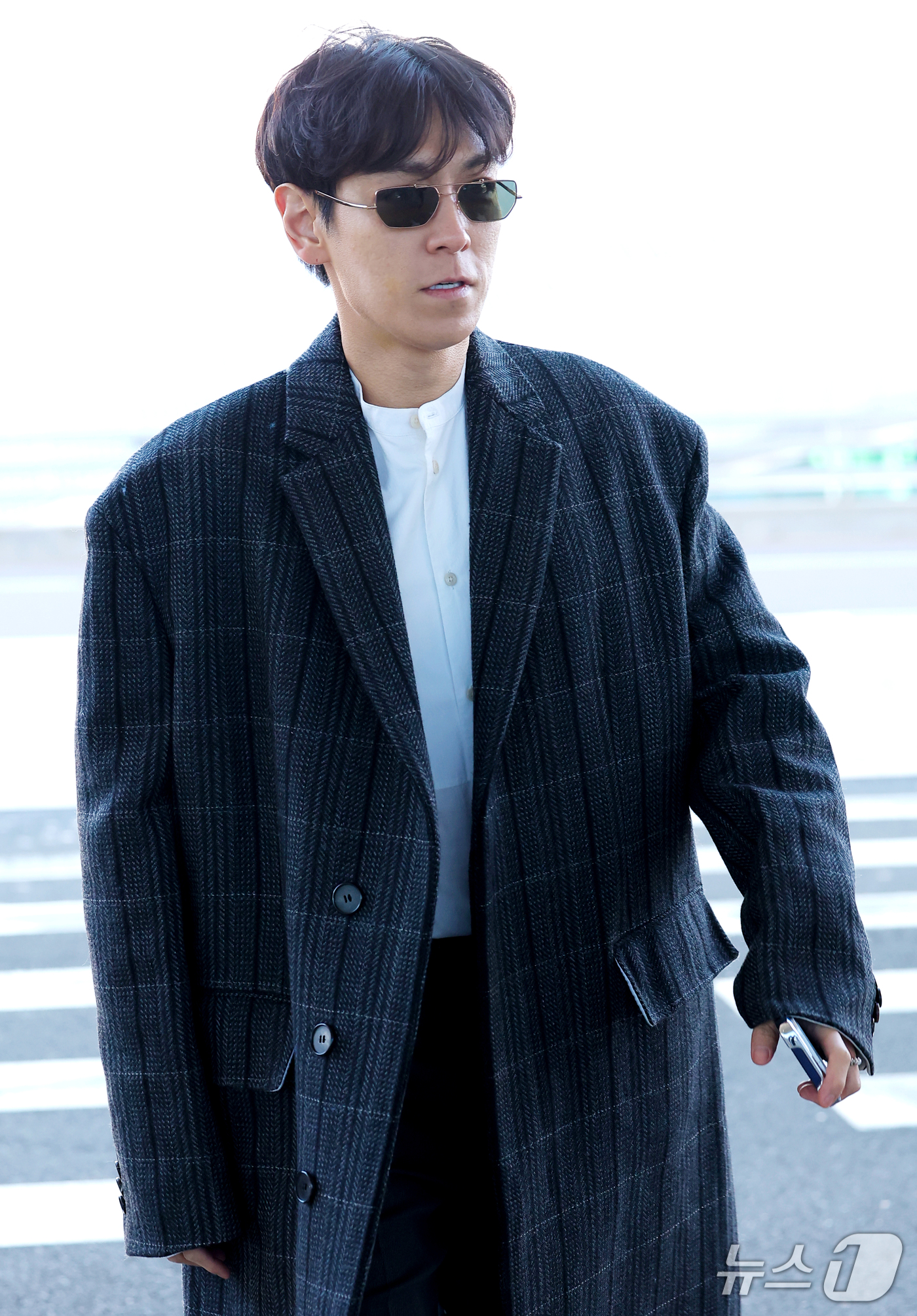 (인천공항=뉴스1) 권현진 기자 = 가수 탑(본명 최승현)이 해외 일정을 위해 23일 오전 인천국제공항을 통해 태국 방콕으로 출국하고 있다. 2026.10.23/뉴스1