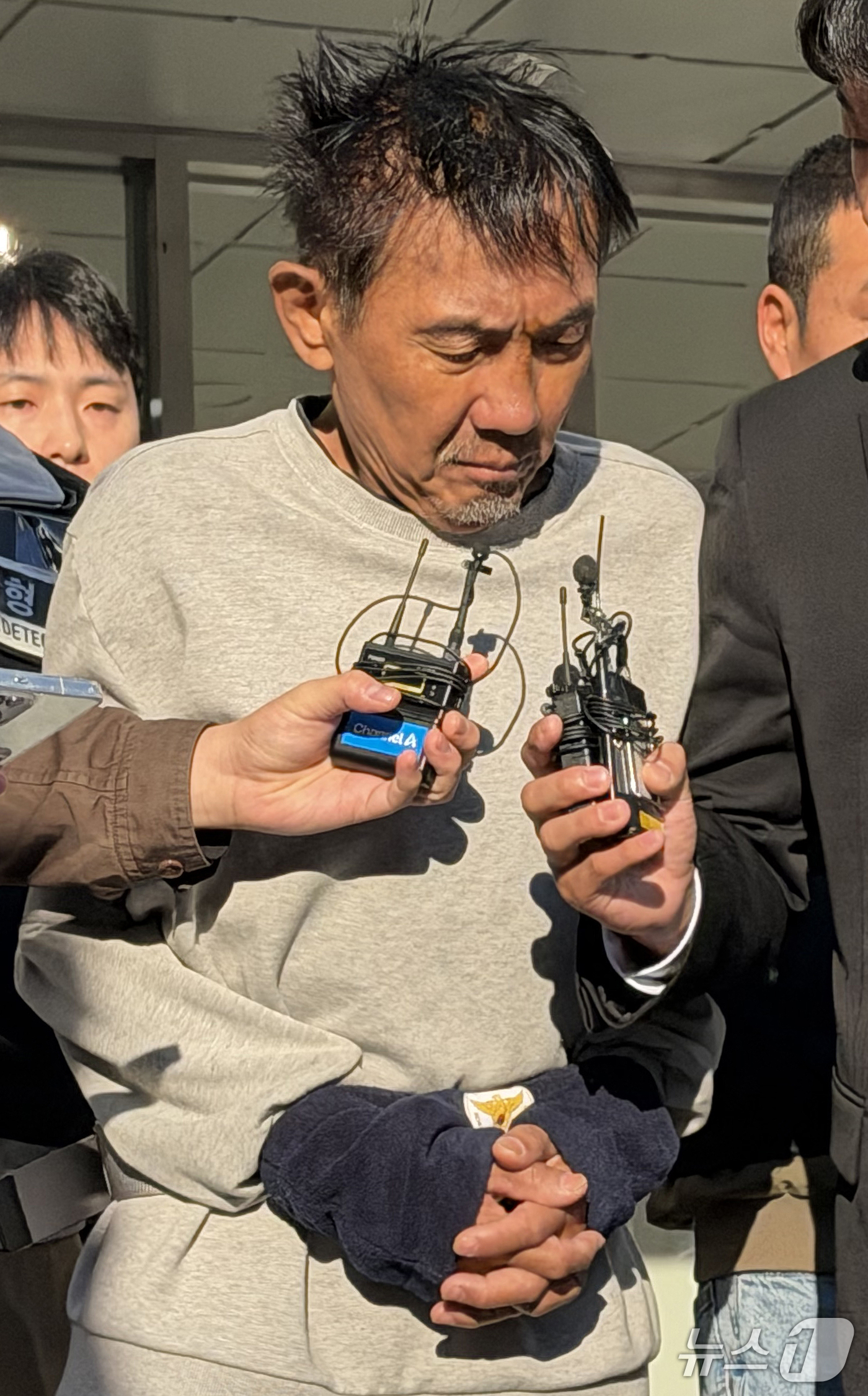 (인천=뉴스1) 박소영 기자 = 인천 대형 상업시설에서 흉기난동을 벌여 살인미수 혐의로 구속된 최충락이 23일 오전 인천 남동경찰서에서 인천지방공소청으로 송치되고 있다. 2026. …