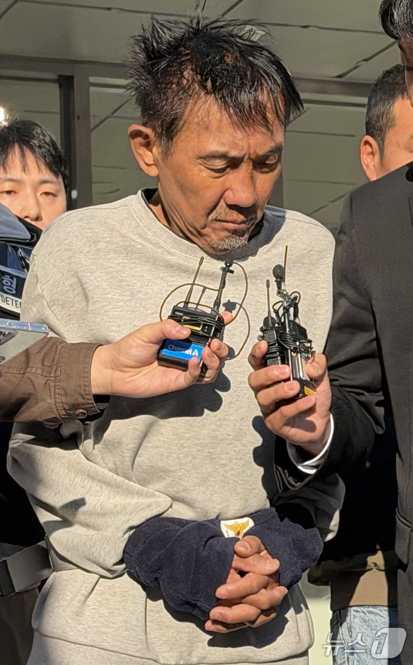 본문 이미지 - 인천 대형 상업시설에서 흉기난동을 벌여 살인미수 혐의로 구속된 최충락이 23일 오전 인천 남동경찰서에서 인천지방공소청으로 송치되고 있다. 2026.10.23 ⓒ 뉴스1 박소영 기자