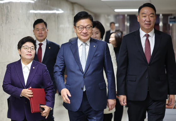 회의 참석하는 정점식 원내대표