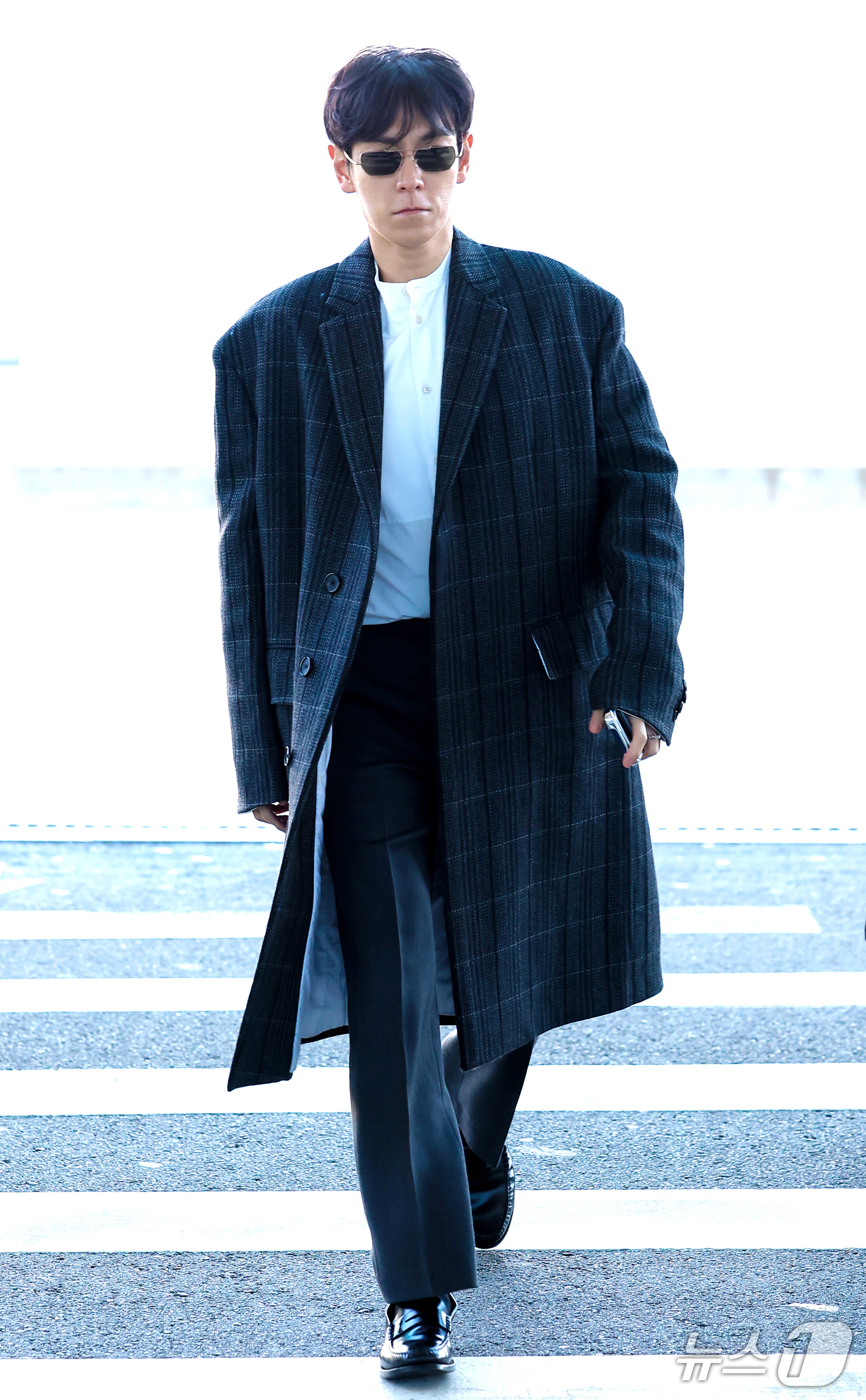 (인천공항=뉴스1) 권현진 기자 = 가수 탑(본명 최승현)이 해외 일정을 위해 23일 오전 인천국제공항을 통해 태국 방콕으로 출국하고 있다. 2026.10.23/뉴스1
