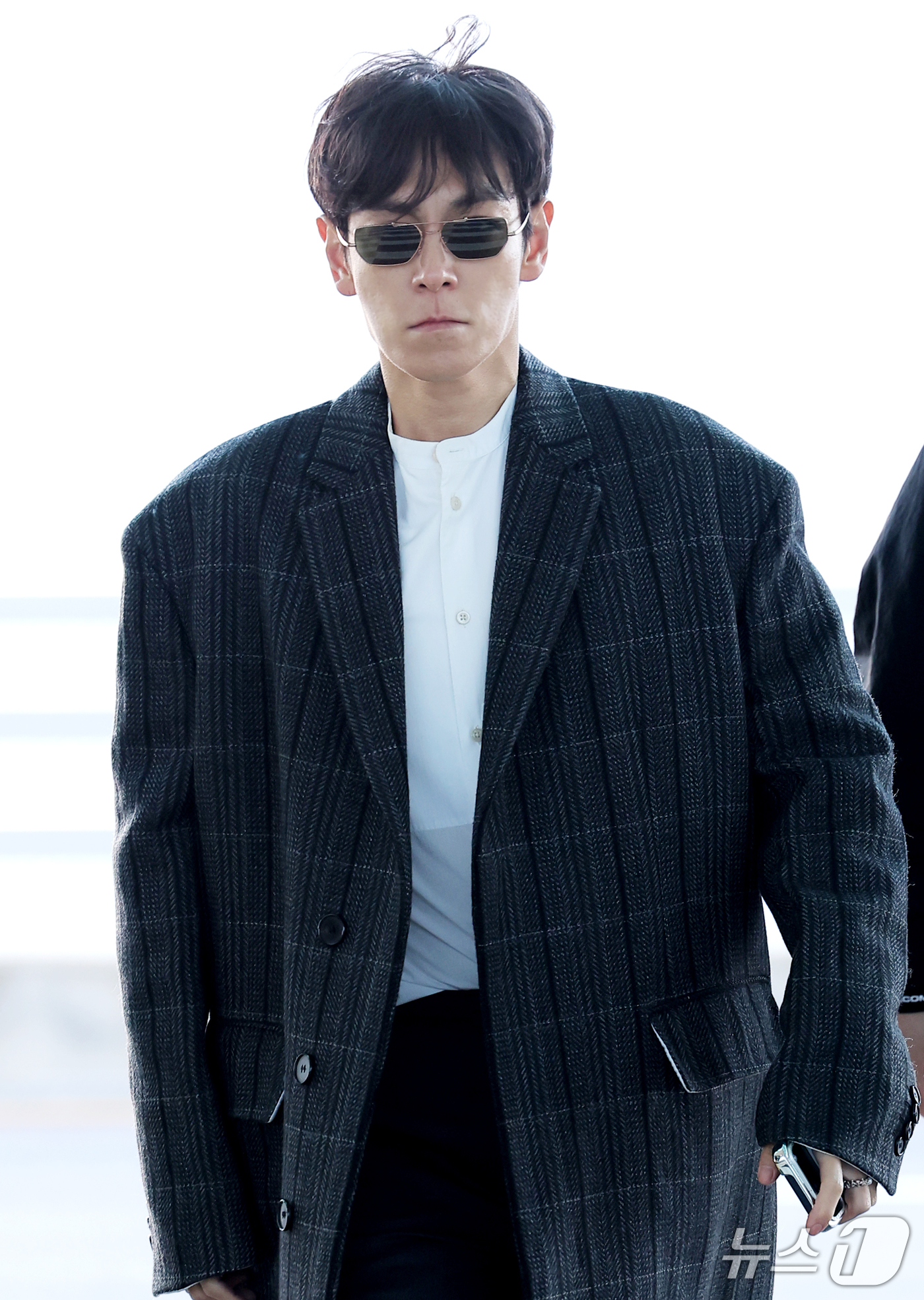 (인천공항=뉴스1) 권현진 기자 = 가수 탑(본명 최승현)이 해외 일정을 위해 23일 오전 인천국제공항을 통해 태국 방콕으로 출국하고 있다. 2026.10.23/뉴스1
