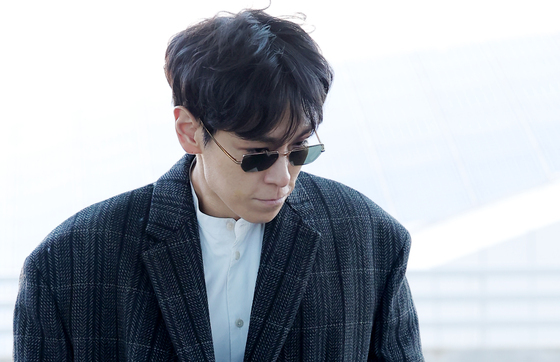 탑, 출국