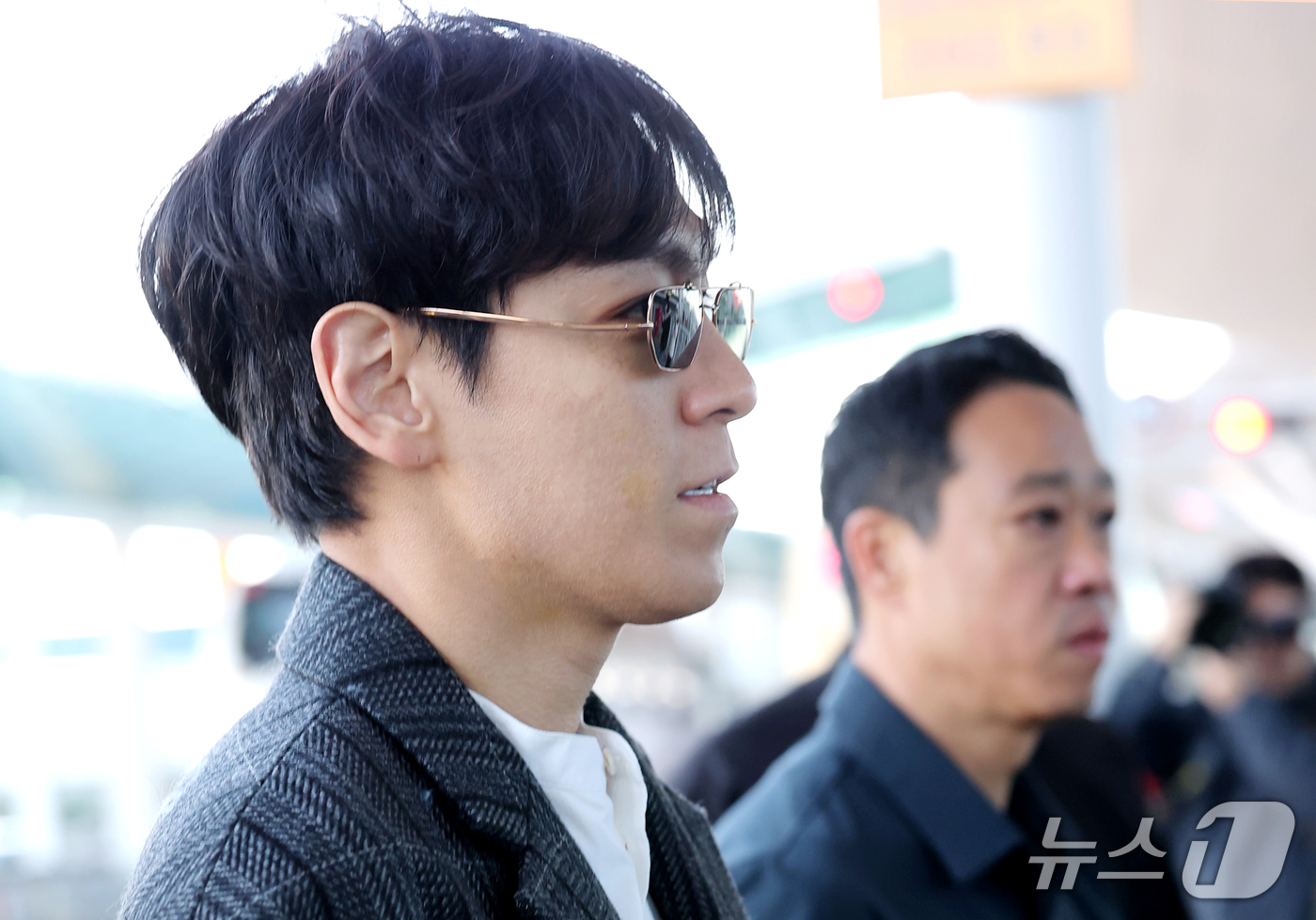 (인천공항=뉴스1) 권현진 기자 = 가수 탑(본명 최승현)이 해외 일정을 위해 23일 오전 인천국제공항을 통해 태국 방콕으로 출국하고 있다 2026.10.23/뉴스1
