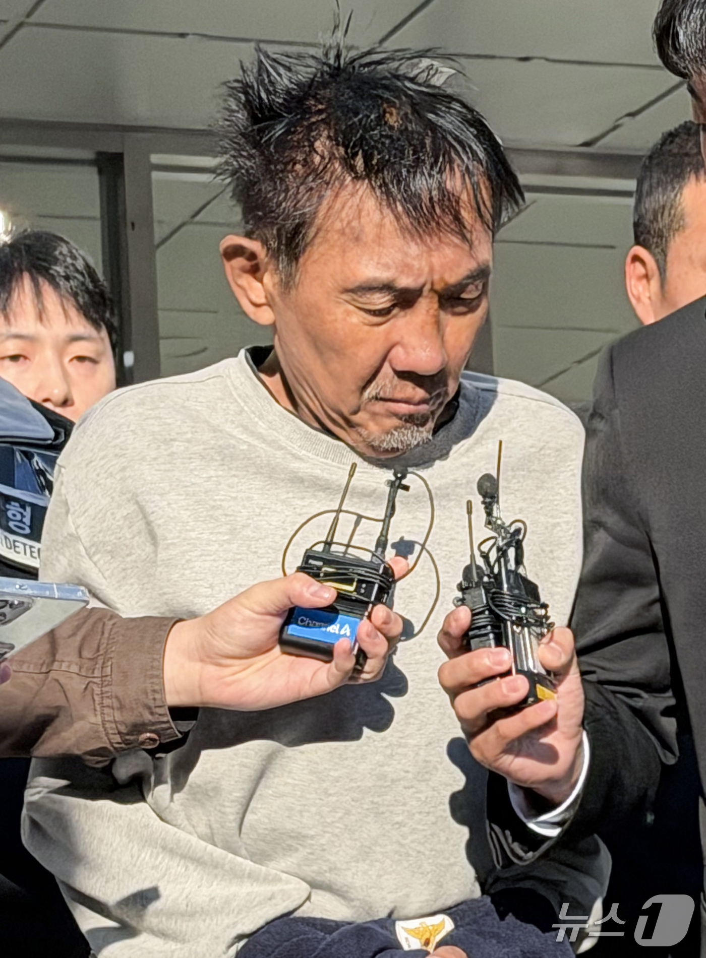 (인천=뉴스1) 박소영 기자 = 인천 대형 상업시설에서 흉기난동을 벌여 살인미수 혐의로 구속된 최충락이 23일 오전 인천 남동경찰서에서 인천지방공소청으로 송치되고 있다. 2026. …