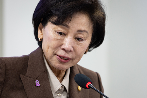 눈물 흘리며 발언하는 남인순 위원장