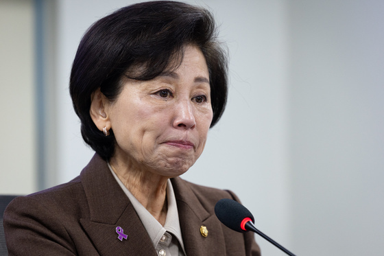 눈물의 발언 마친 남인순 위원장