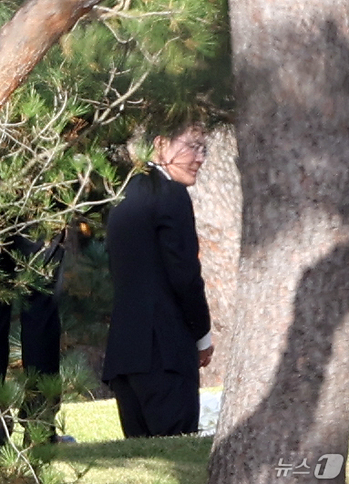 (수원=뉴스1) 김영운 기자 = 이재용 삼성전자 회장이 23일 오전 경기도 수원시 장안구 소재 고(故) 이건희 삼성그룹 선대회장 선영에서 열린 6주기 추도식에 참석하고 있다. 20 …