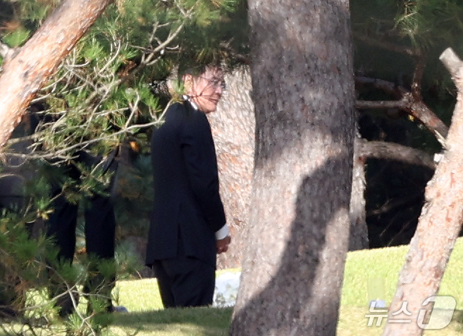 (수원=뉴스1) 김영운 기자 = 이재용 삼성전자 회장이 23일 오전 경기도 수원시 장안구 소재 고(故) 이건희 삼성그룹 선대회장 선영에서 열린 6주기 추도식에 참석하고 있다. 20 …