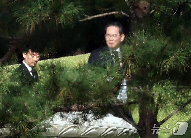 (수원=뉴스1) 김영운 기자 = 이재용 삼성전자 회장이 23일 오전 경기도 수원시 장안구 소재 고(故) 이건희 삼성그룹 선대회장 선영에서 열린 6주기 추도식에 참석하고 있다. 20 …
