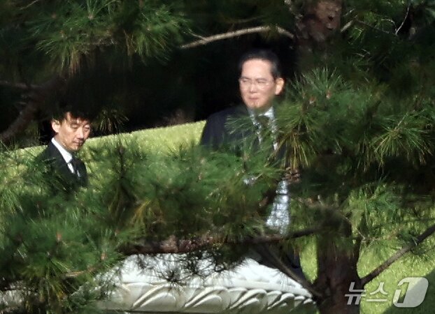 본문 이미지 - 이재용 삼성전자 회장이 23일 오전 경기도 수원시 장안구 소재 고(故) 이건희 삼성그룹 선대회장 선영에서 열린 6주기 추도식에 참석하고 있다. 2026.10.23 ⓒ 뉴스1 김영운 기자
