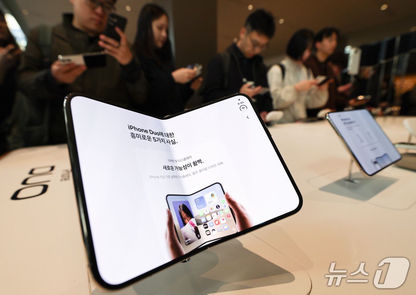 (서울=뉴스1) 이종수 기자 = 23일 서울 중구 명동 애플스토어에서 시민들이 이날 국내 출시된 애플의 최신 스마트폰 ‘아이폰 듀오’를 살펴보고 있다. 2026.10.23/뉴스1