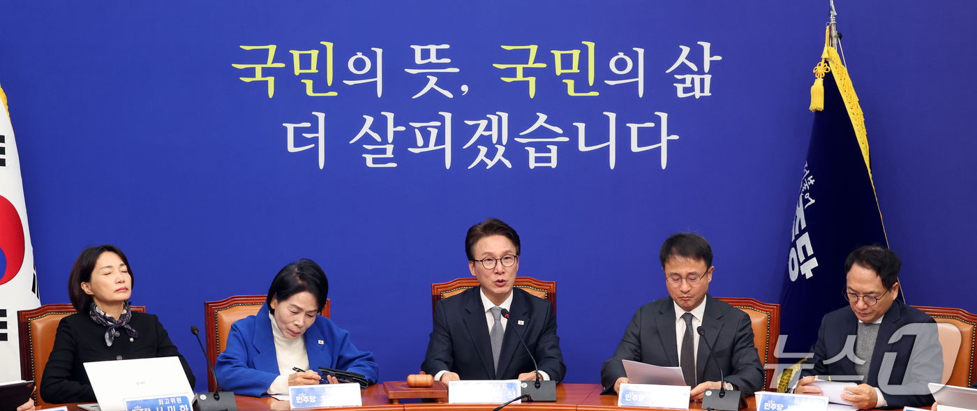 (서울=뉴스1) 황기선 기자 = 김민석 더불어민주당 대표가 23일 오전 서울 여의도 국회에서 열린 최고위원회의에서 발언을 하고 있다.  2026.10.23/뉴스1