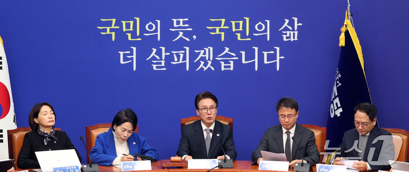 본문 이미지 - 김민석 더불어민주당 대표가 23일 오전 서울 여의도 국회에서 열린 최고위원회의에서 발언을 하고 있다. 2026.10.23 ⓒ 뉴스1 황기선 기자