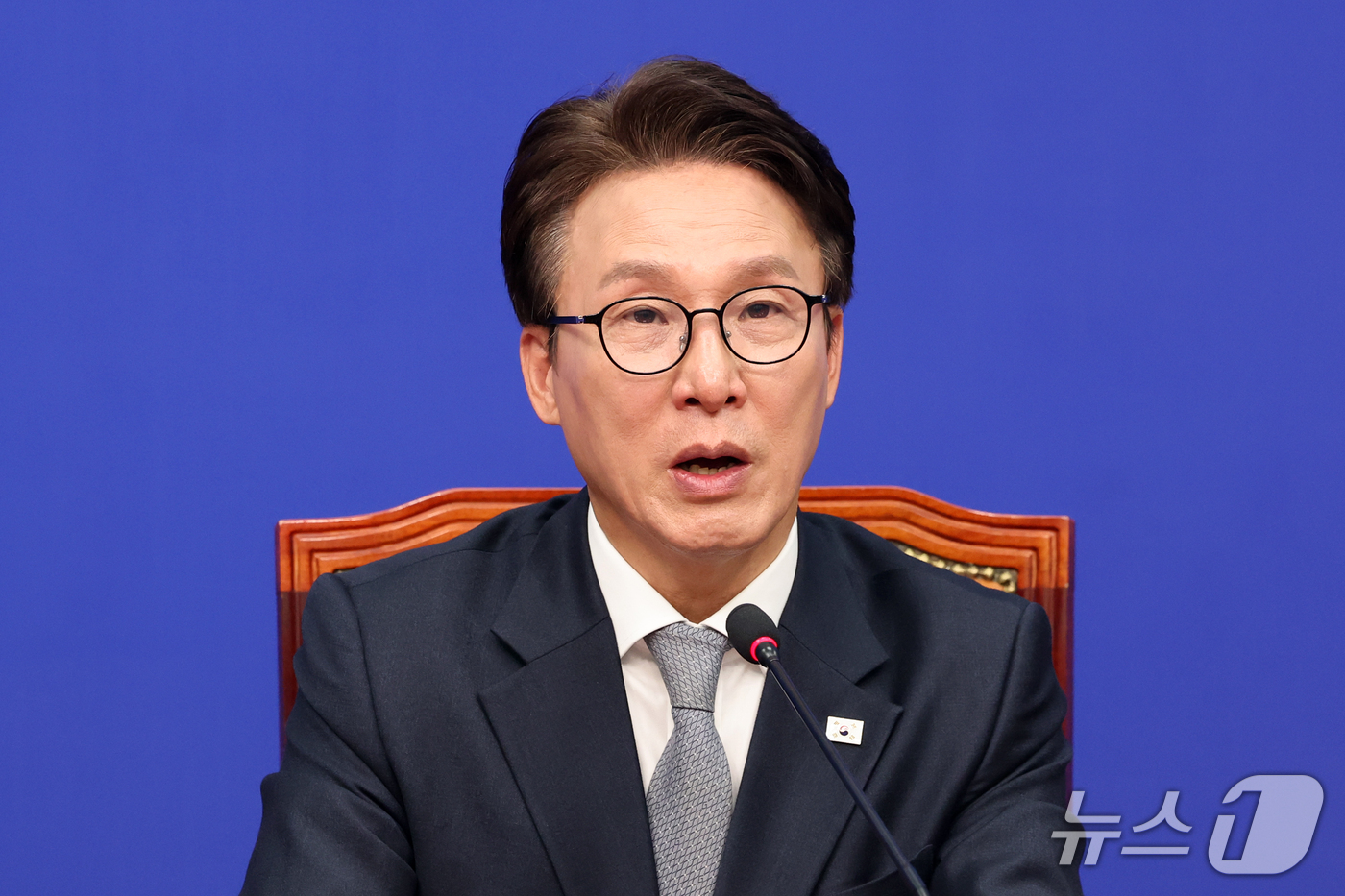 (서울=뉴스1) 황기선 기자 = 김민석 더불어민주당 대표가 23일 오전 서울 여의도 국회에서 열린 최고위원회의에서 발언을 하고 있다.  2026.10.23/뉴스1
