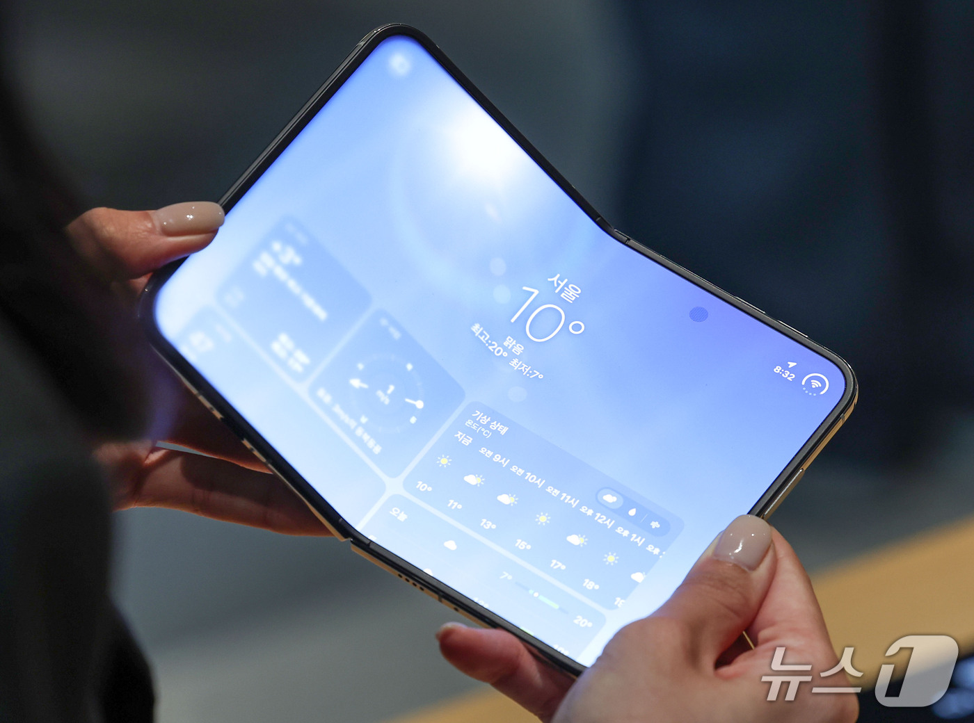 (서울=뉴스1) 이종수 기자 = 23일 서울 중구 명동 애플스토어에서 시민들이 이날 국내 출시된 애플의 최신 스마트폰 ‘아이폰 듀오’를 살펴보고 있다. 2026.10.23/뉴스1