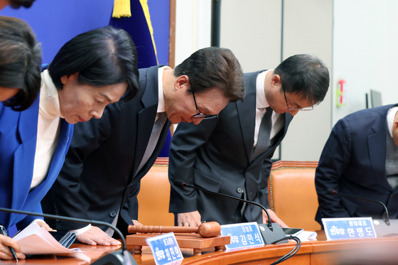 인사하는 김민석 대표