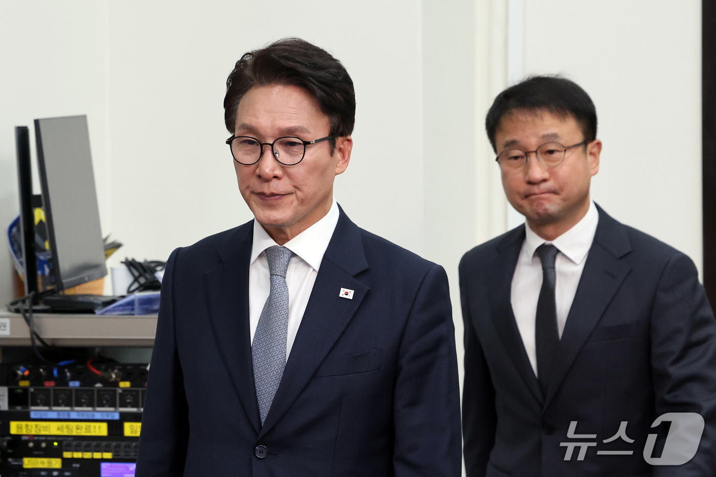 (서울=뉴스1) 황기선 기자 = 더불어민주당 김민석 대표와 한병도 원내대표가 23일 오전 서울 여의도 국회에서 열린 최고위원회의에 참석하고 있다.  2026.10.23/뉴스1