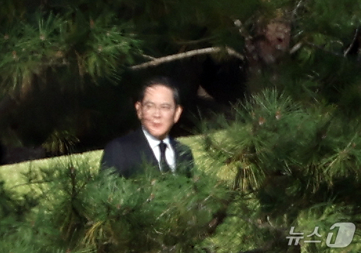 (수원=뉴스1) 김영운 기자 = 이재용 삼성전자 회장이 23일 오전 경기도 수원시 장안구 소재 고(故) 이건희 삼성그룹 선대회장 선영에서 열린 6주기 추도식에 참석하고 있다. 20 …