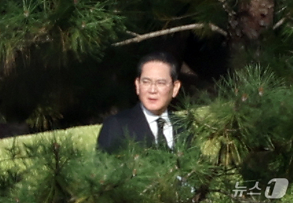 (수원=뉴스1) 김영운 기자 = 이재용 삼성전자 회장이 23일 오전 경기도 수원시 장안구 소재 고(故) 이건희 삼성그룹 선대회장 선영에서 열린 6주기 추도식에 참석하고 있다. 20 …