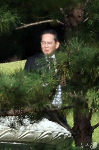 (수원=뉴스1) 김영운 기자 = 이재용 삼성전자 회장이 23일 오전 경기도 수원시 장안구 소재 고(故) 이건희 삼성그룹 선대회장 선영에서 열린 6주기 추도식에 참석하고 있다. 20 …