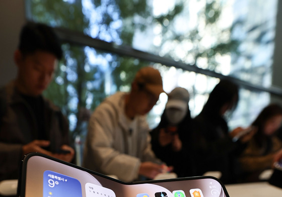 '접히는 스마트폰' 아이폰 듀오 출시