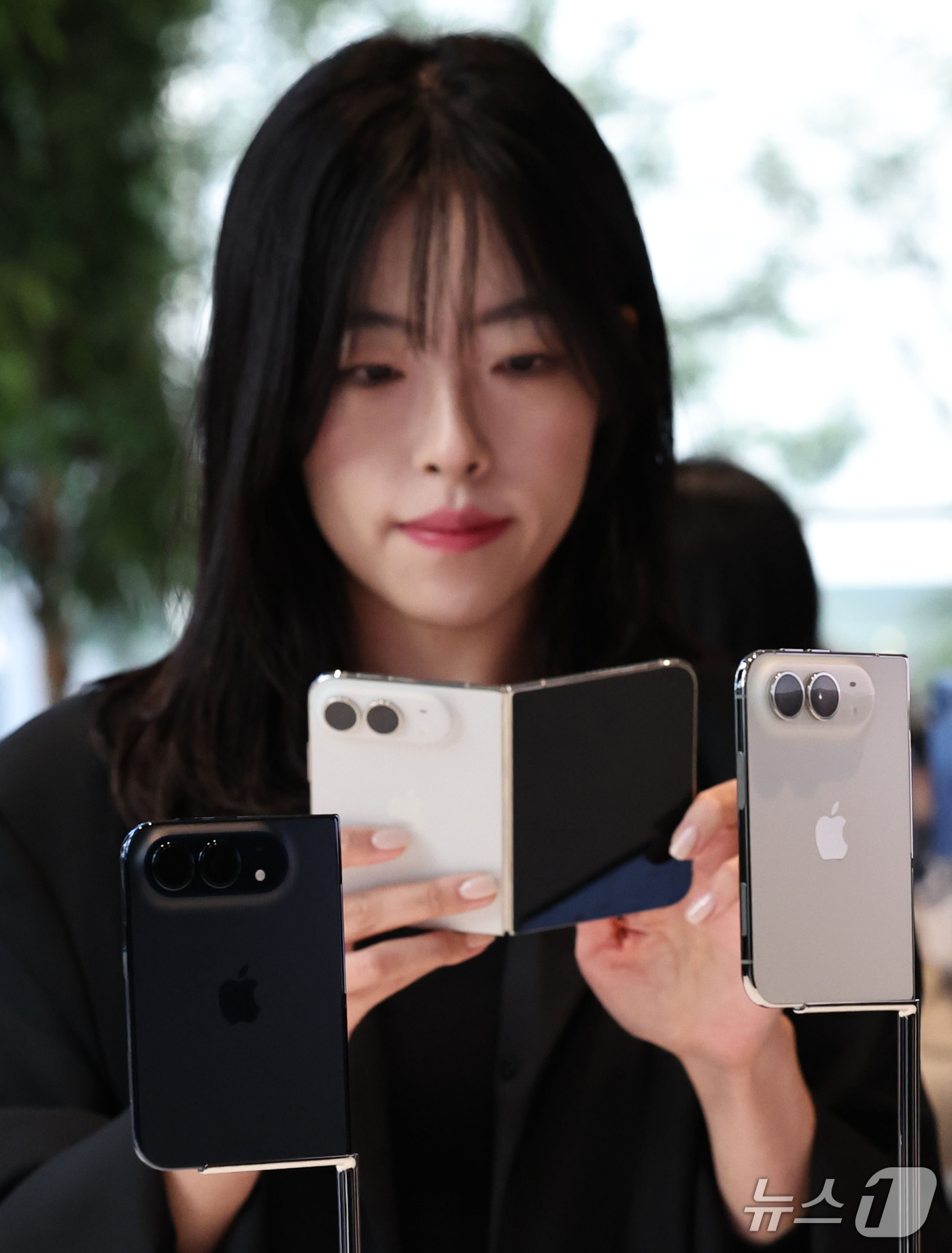 (서울=뉴스1) 이종수 기자 = 23일 서울 중구 명동 애플스토어에서 시민들이 이날 국내 출시된 애플의 최신 스마트폰 ‘아이폰 듀오’를 살펴보고 있다. 2026.10.23/뉴스1