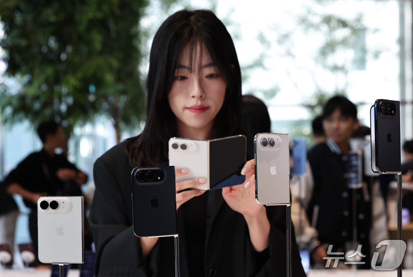 (서울=뉴스1) 이종수 기자 = 23일 서울 중구 명동 애플스토어에서 시민들이 이날 국내 출시된 애플의 최신 스마트폰 ‘아이폰 듀오’를 살펴보고 있다. 2026.10.23/뉴스1