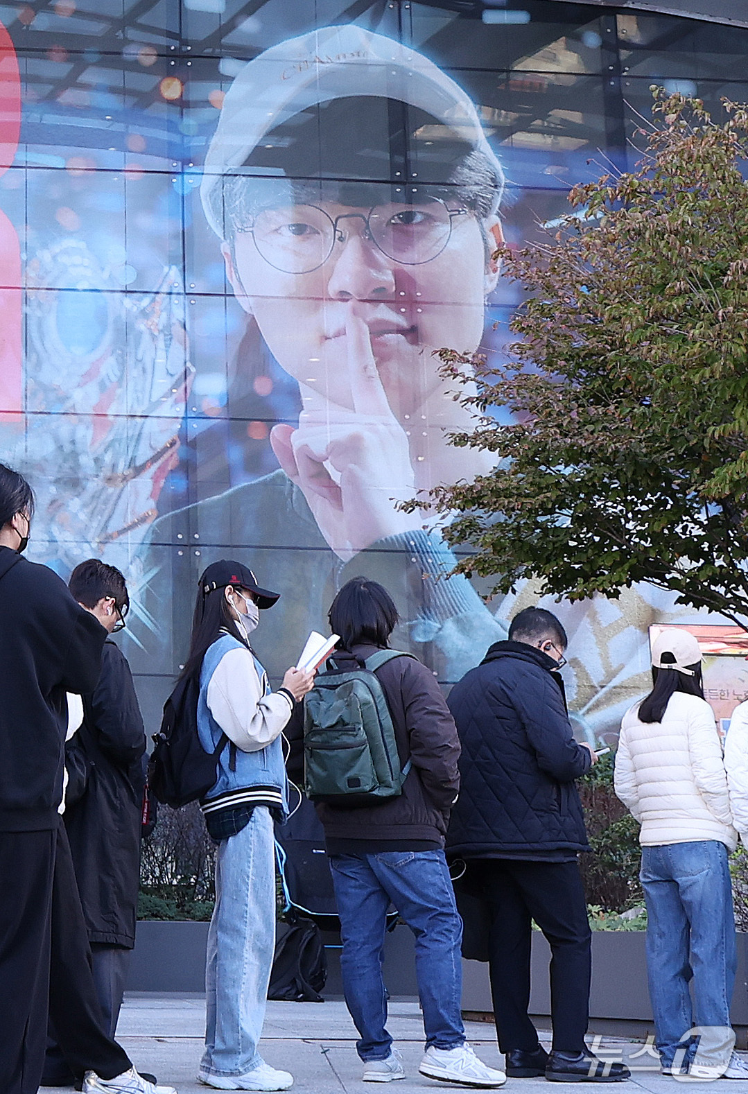 (서울=뉴스1) 박지혜 기자 = '페이커' 이상혁 선수의 기념우표가 발행된 23일 오전 서울 중구 서울중앙우체국 앞에서 시민들이 우표 구매를 위해 줄을 서 있다.우정사업본부는 이날 …