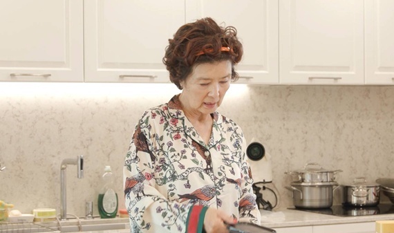 75세 윤미라 '남편은 없어도 옷방은 3개'…화려한 싱글 라이프 공개