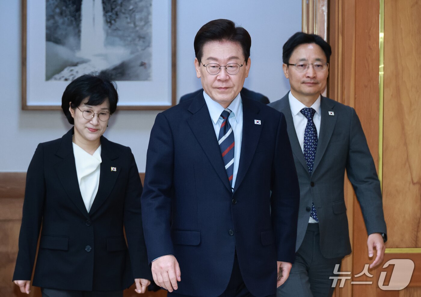 본문 이미지 - 이재명 대통령이 23일 청와대에서 열린 초안전사회 범정부 대응 회의에 입장하고 있다. (청와대통신사진기자단) 2026.10.23 ⓒ 뉴스1 이재명 기자