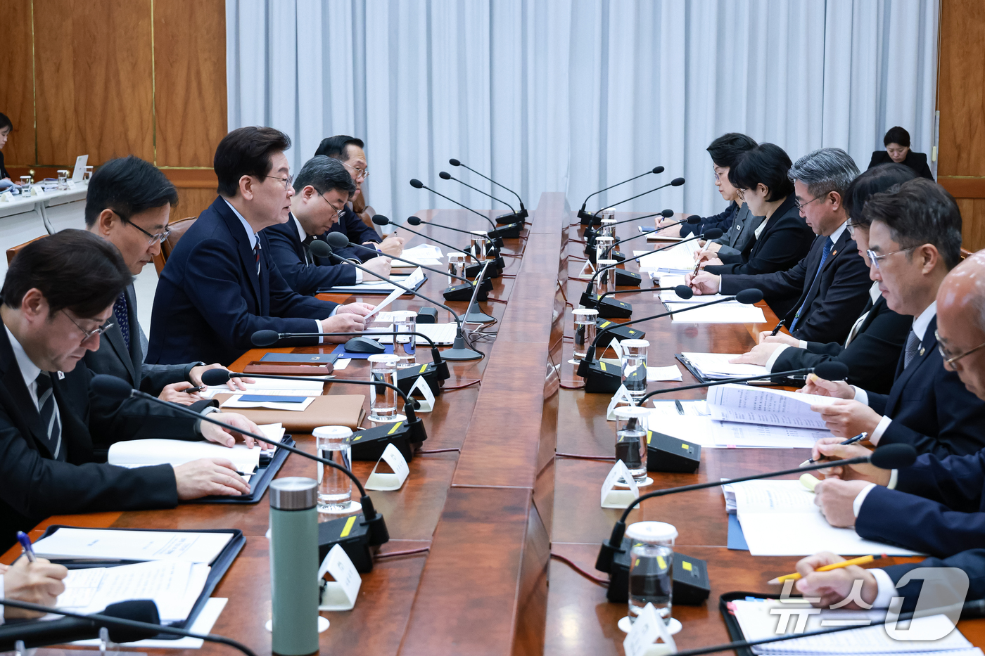 (서울=뉴스1) 이재명 기자 = 이재명 대통령이 23일 청와대에서 열린 초안전사회 범정부 대응 회의에서 발언을 하고 있다. (청와대통신사진기자단) 2026.10.23/뉴스1