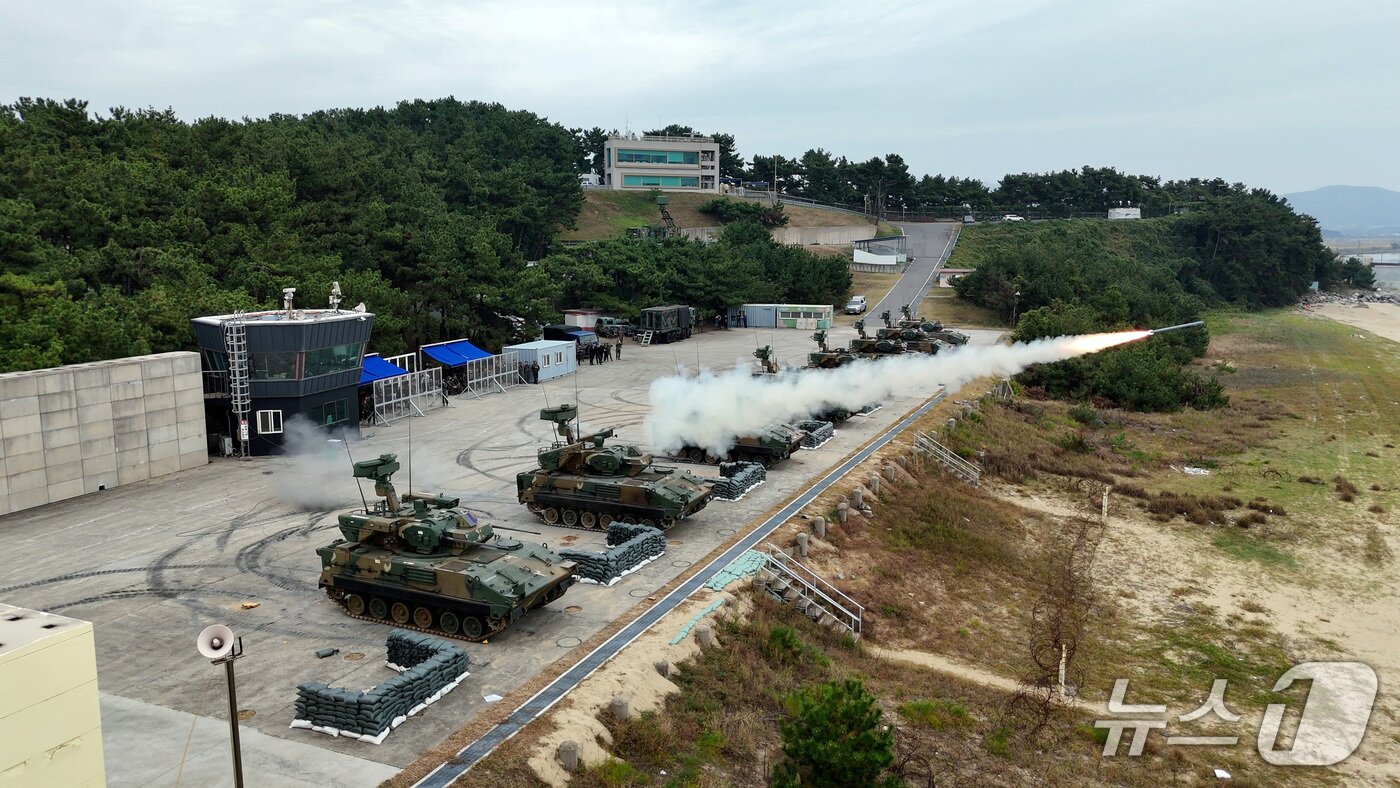 본문 이미지 - 육군은 지상작전사령부 겸 연합지상군구성군사령부가 지난 19일부터 '연지구사 대화력전 FTX'와 '방공 유도무기 대공사격'훈련을 실시하고 있다고 23일 밝혔다. 사진은 ‘방공 유도무기 대공사격’을 하는 모습. (육군 제공. 재판매 및 DB 금지) 2026.10.23 ⓒ 뉴스1