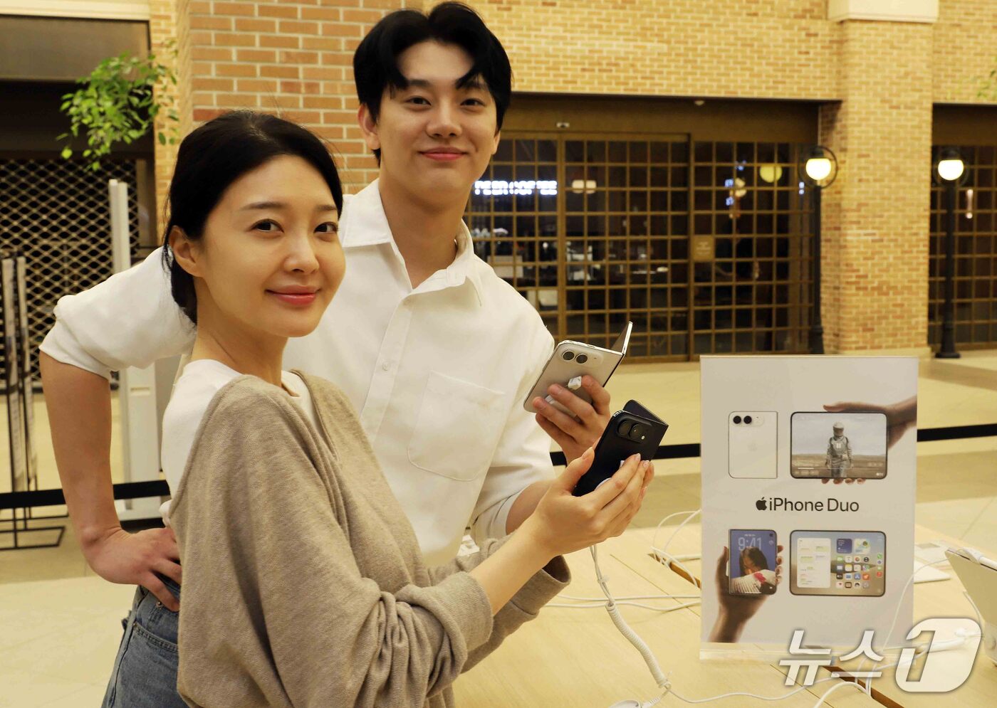 (서울=뉴스1) = 23일 서울 신세계백화점 강남점 파미에스테이션에서 모델들이 애플의 첫 폴더블 스마트폰 '아이폰 듀오(iPhone Duo)'를 소개하고 있다.신세계백화점은 오는 …