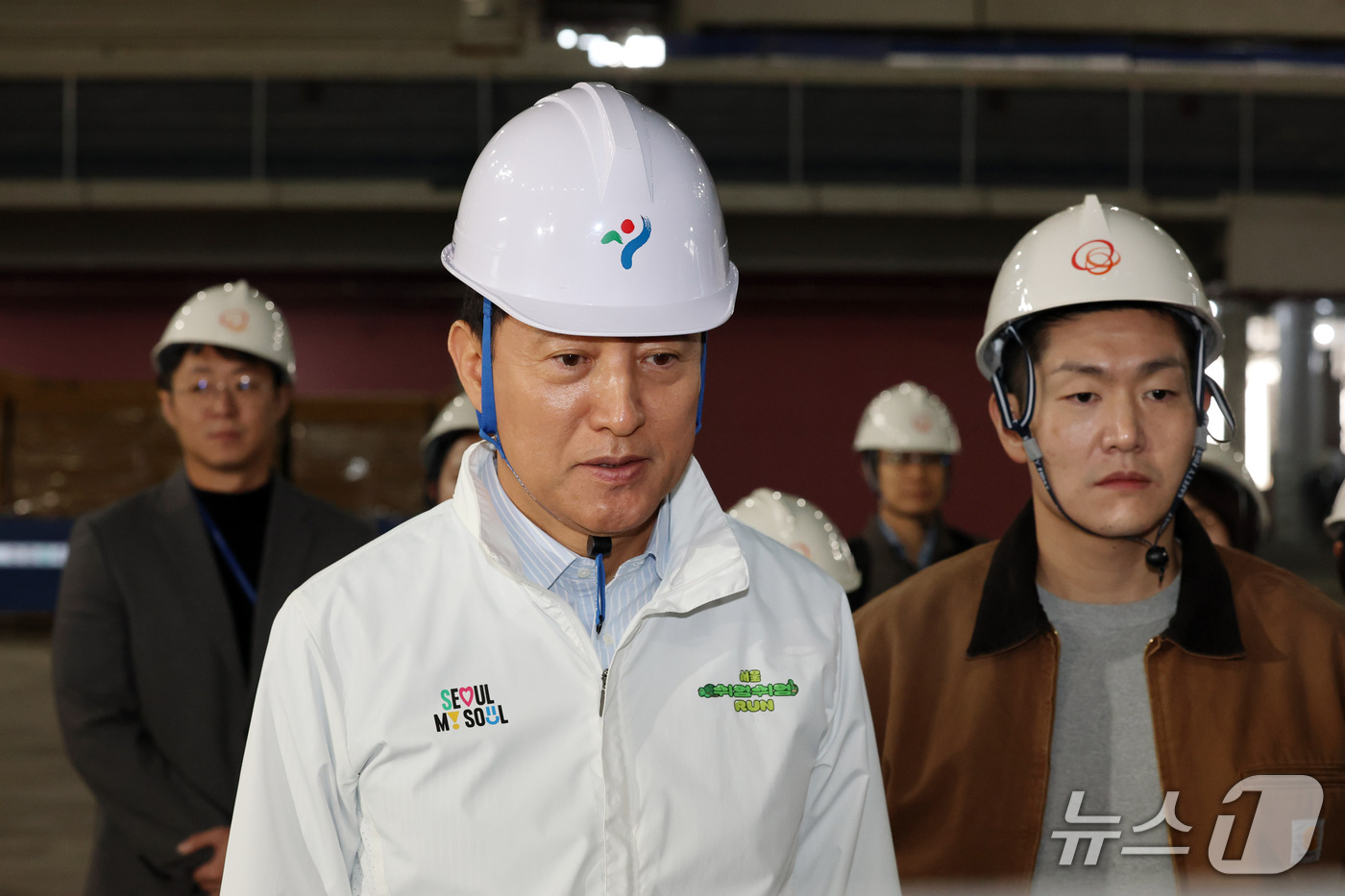 (서울=뉴스1) 박세연 기자 = 오세훈 서울시장이 23일 오전 도봉구 창동 서울아레나 공사현장을 방문해 보고를 받고 있다.  2026.10.23/뉴스1