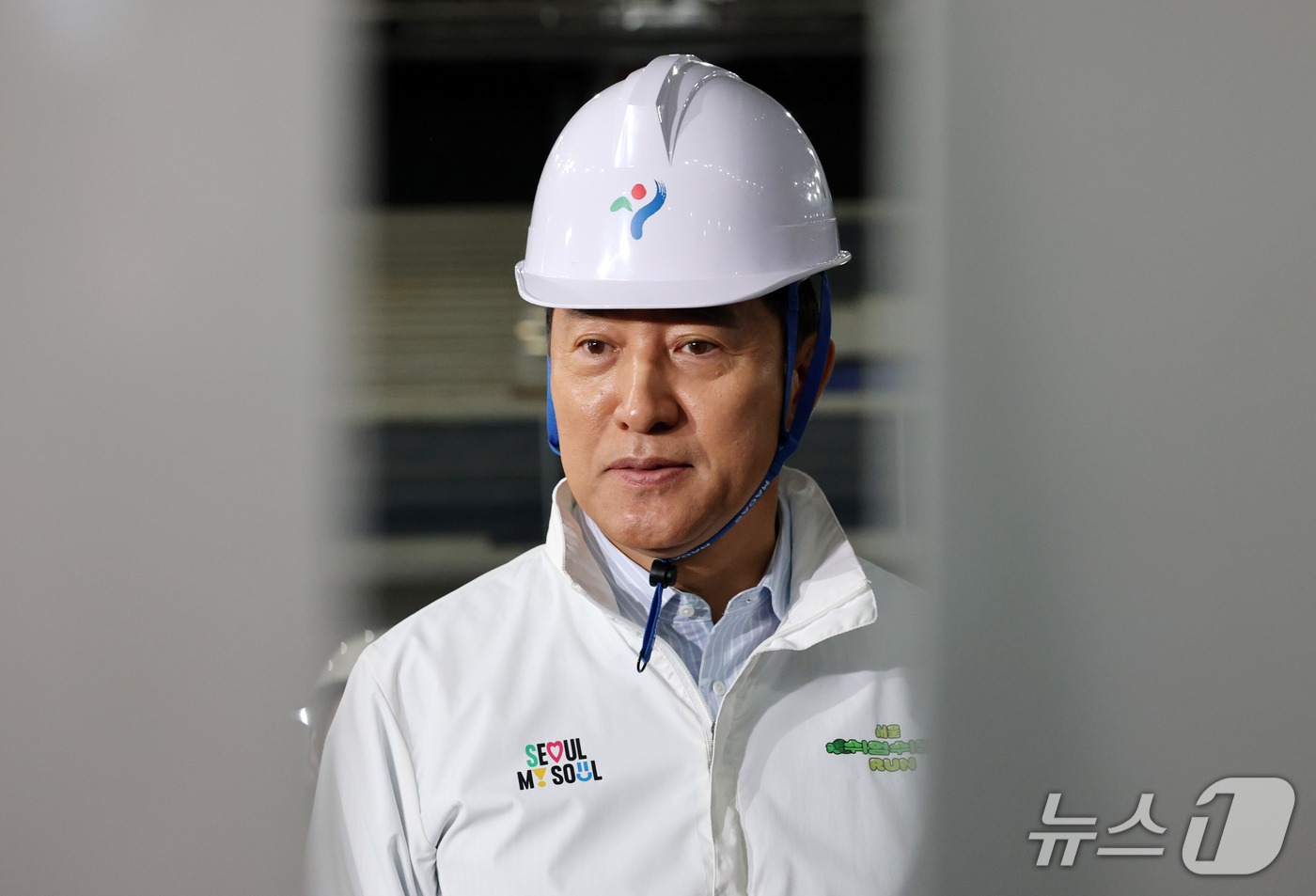(서울=뉴스1) 박세연 기자 = 오세훈 서울시장이 23일 오전 도봉구 창동 서울아레나 공사현장을 방문해 보고를 받고 있다.  2026.10.23/뉴스1