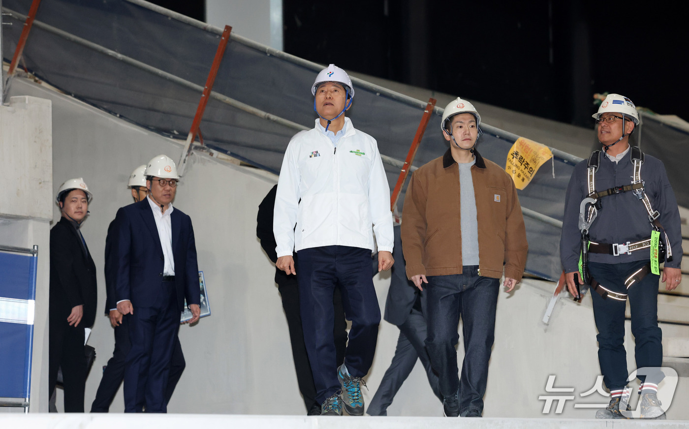 (서울=뉴스1) 박세연 기자 = 오세훈 서울시장이 23일 오전 도봉구 창동 서울아레나 공사현장을 방문해 현장을 살펴보고 있다.  2026.10.23/뉴스1
