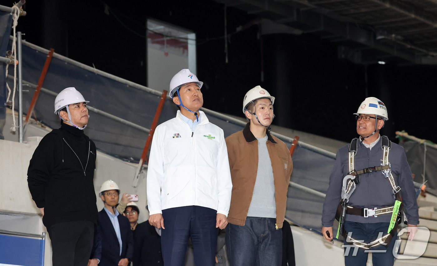 (서울=뉴스1) 박세연 기자 = 오세훈 서울시장이 23일 오전 도봉구 창동 서울아레나 공사현장을 방문해 현장을 살펴보고 있다.  2026.10.23/뉴스1