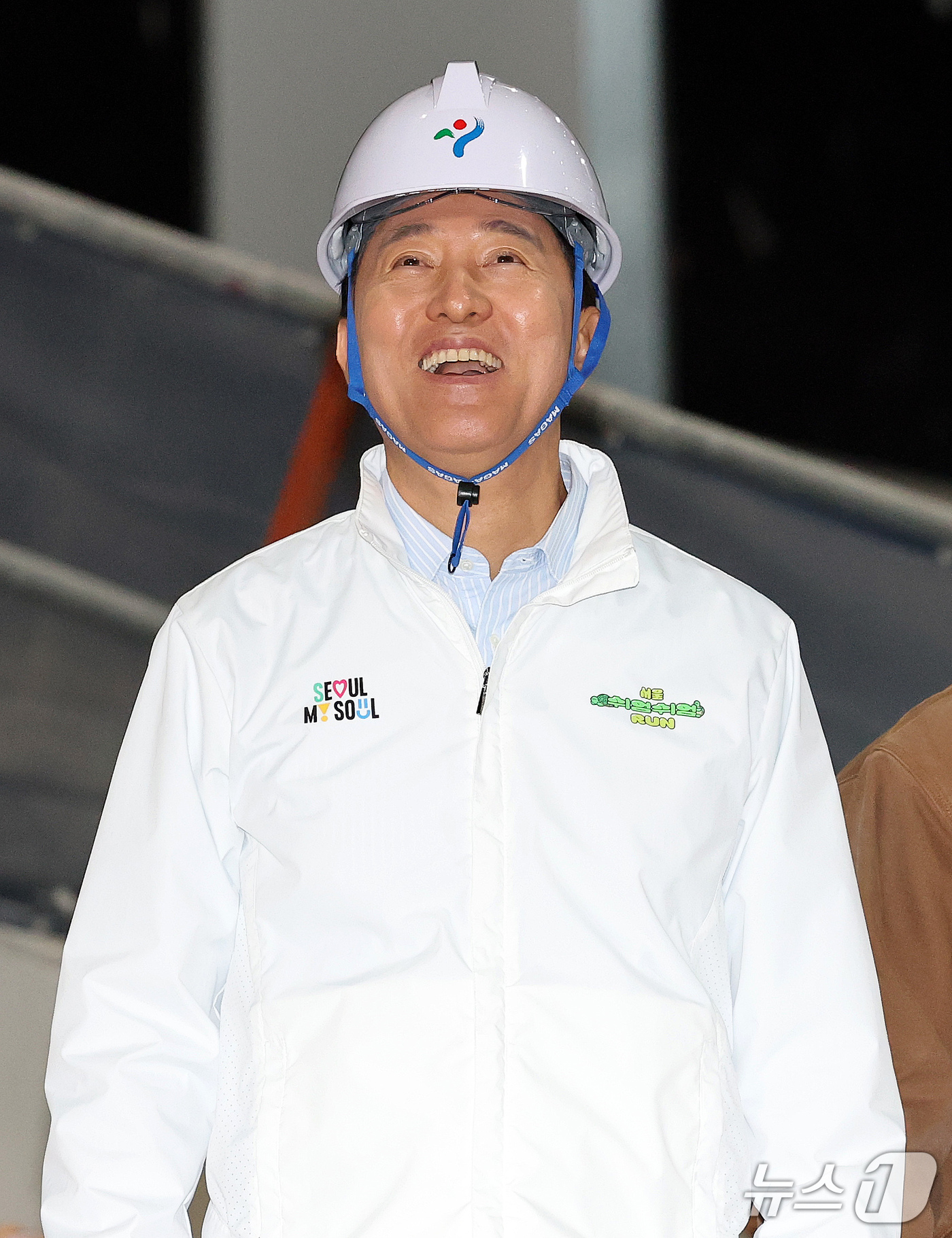 (서울=뉴스1) 박세연 기자 = 오세훈 서울시장이 23일 오전 도봉구 창동 서울아레나 공사현장을 방문해 현장을 살펴보며 미소를 짓고 있다.  2026.10.23/뉴스1
