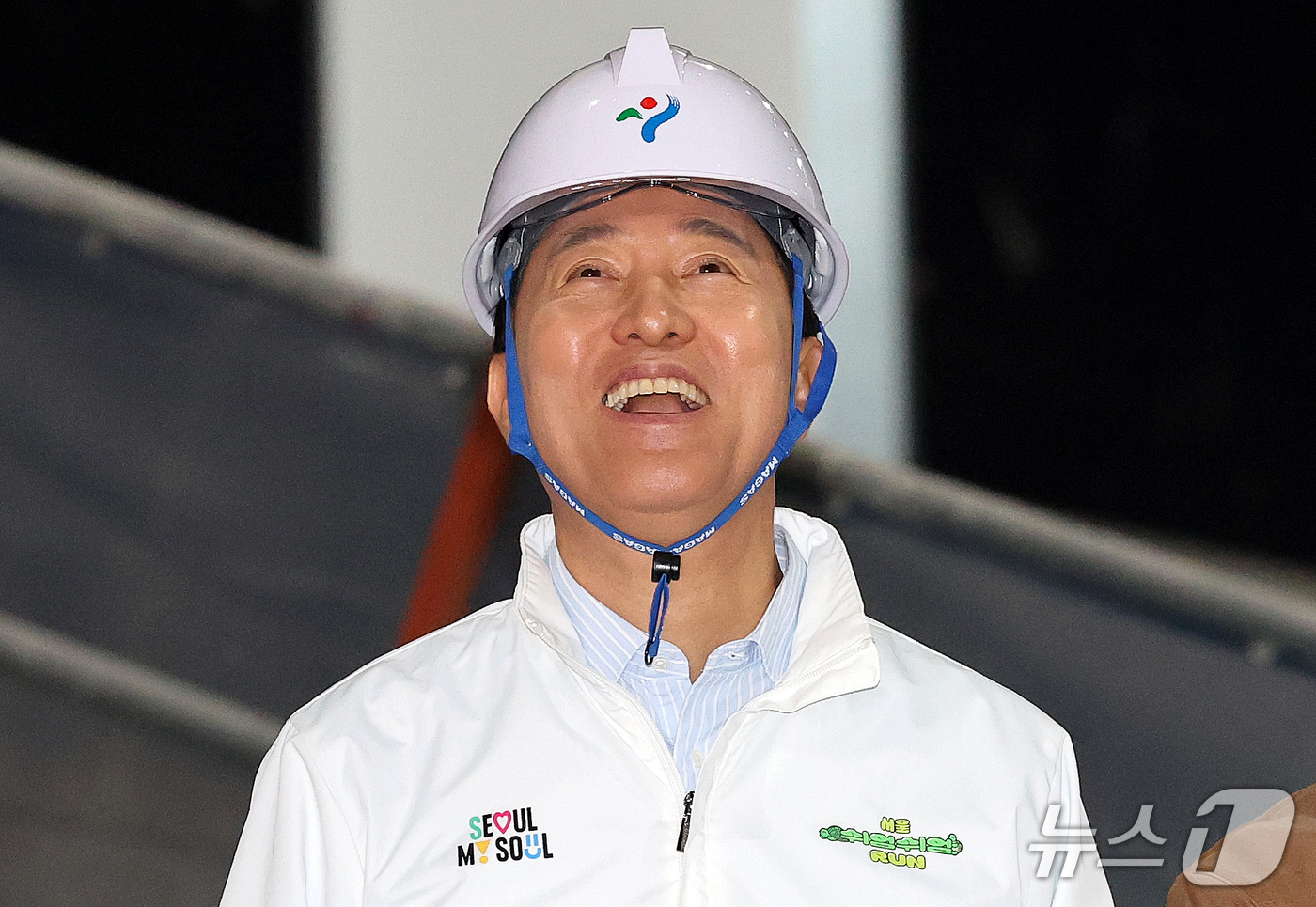 (서울=뉴스1) 박세연 기자 = 오세훈 서울시장이 23일 오전 도봉구 창동 서울아레나 공사현장을 방문해 현장을 살펴보며 미소를 짓고 있다. 2026.10.23/뉴스1