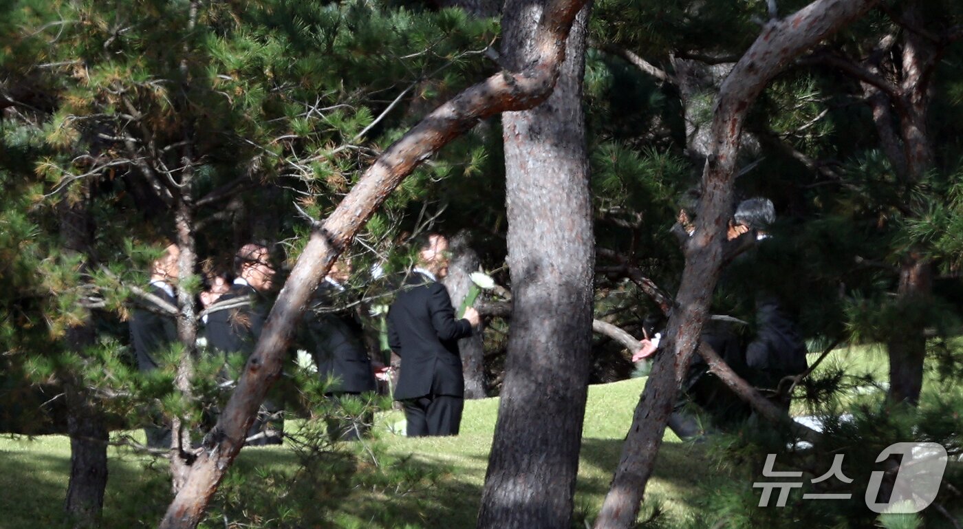 본문 이미지 - 삼성전자 전·현직 사장단이 23일 경기 수원시 장안구 소재 고(故) 이건희 삼성그룹 선대회장 선영에서 열린 6주기 추도식에 참석해 헌화를 하고 있다. 2026.10.23 ⓒ 뉴스1 김영운 기자